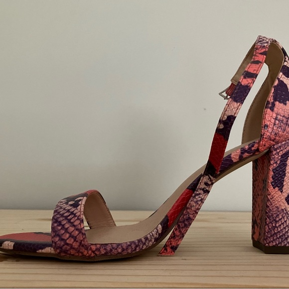 Madden Girl heeled sandals, snakeskin pattern US 8 - Picture 5 of 7